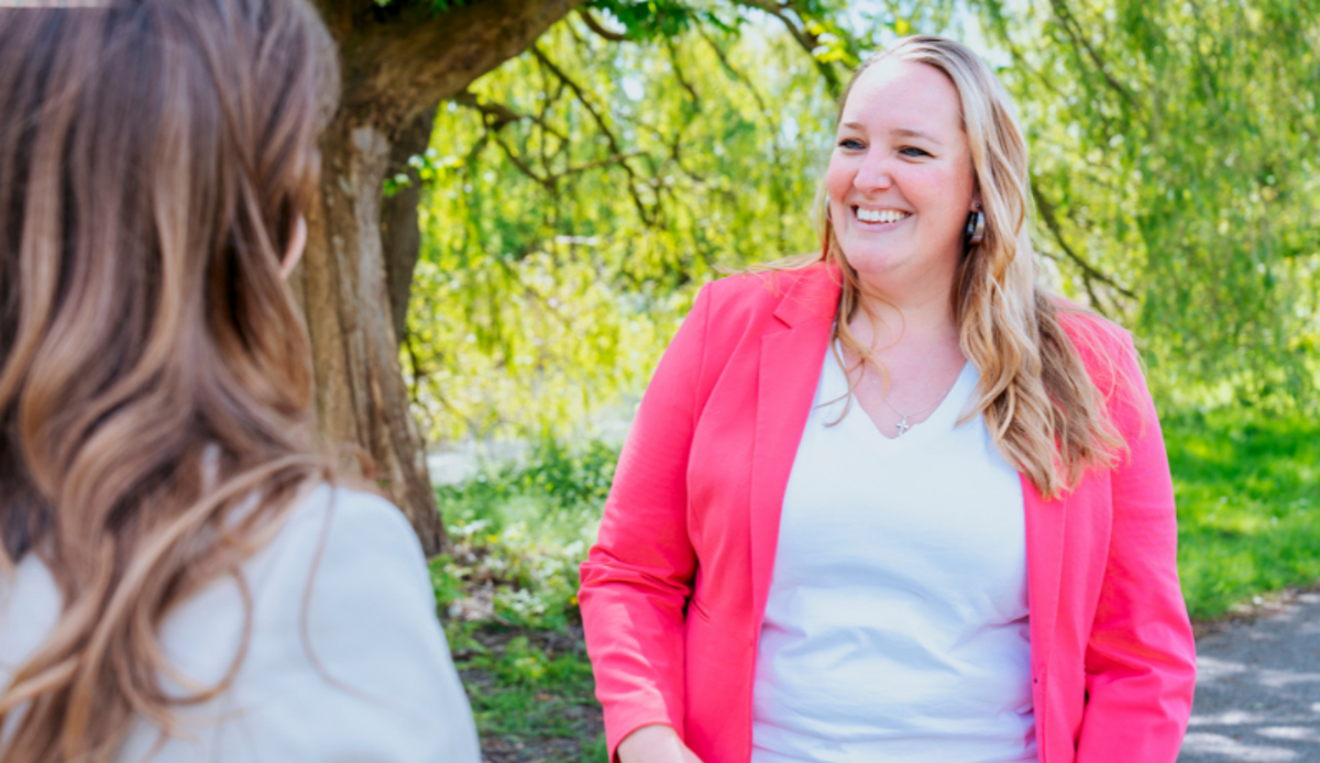 vriendelijke teamleider kijkt naar collega