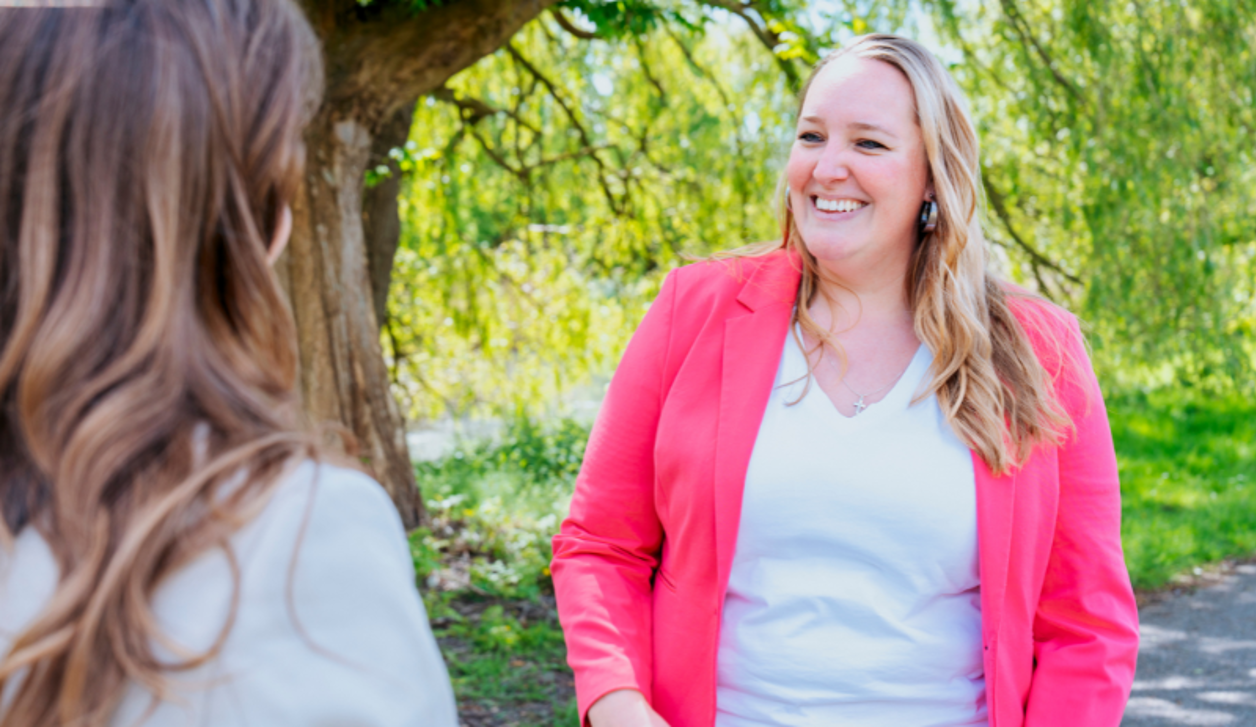 vriendelijke teamleider kijkt naar collega